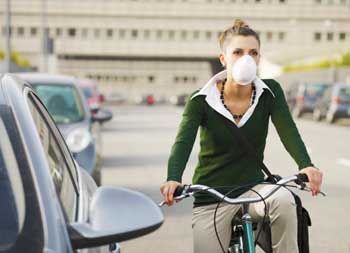 El uso de una mascarilla evita inhalar gases del tráfico