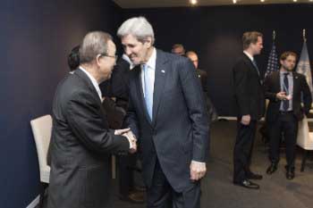 Ban Ki-moon saluda a John Kerry